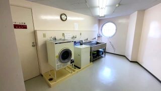 介護施設の洗濯室。複数の洗濯機と乾燥機が設置されている共用設備スペース